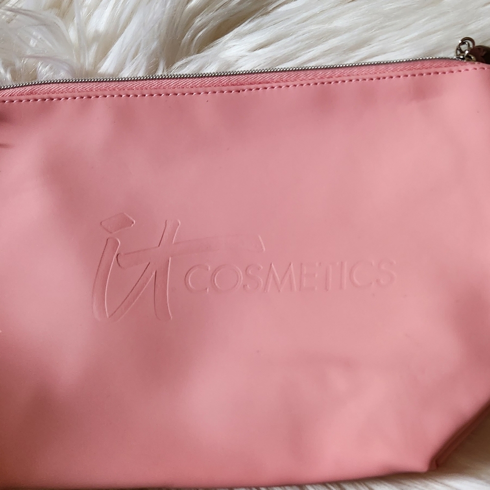 It Cosmetics Make up Bag w/ 2 products